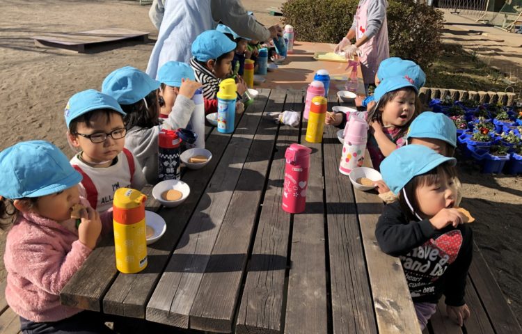 冬でも園庭でピクニック