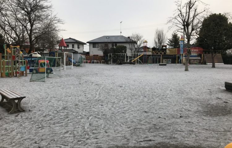 １月生まれの誕生会と雪景色