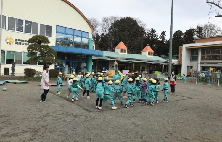 園庭での保育活動