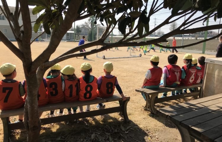 年長組、園長先生とサッカー