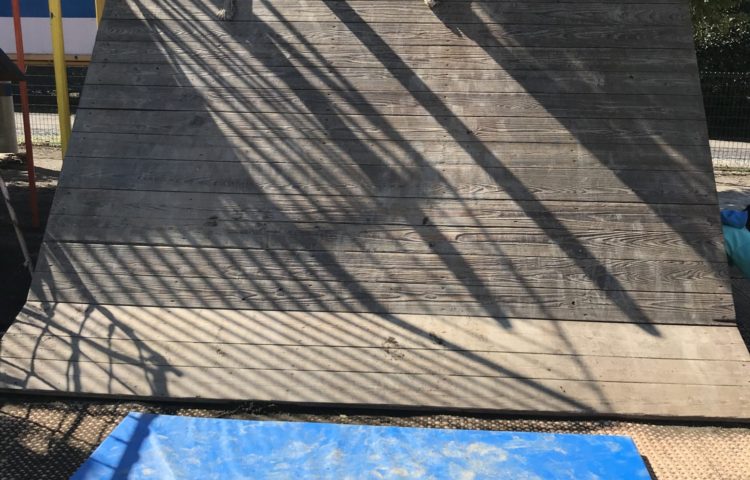園庭遊具の危険箇所にマットを設置