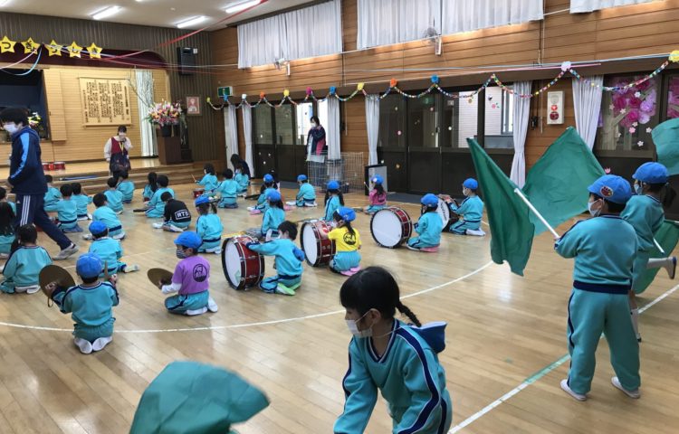 マーチングごっこ遊びと園庭遊び