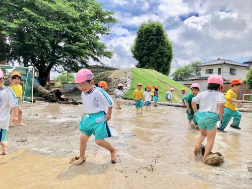 【園庭にできた大きな水たまりで💦】