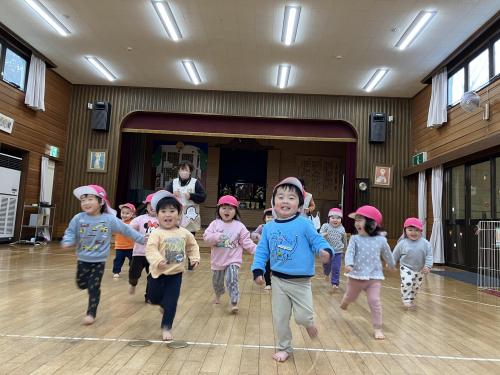 【広い体育館で】