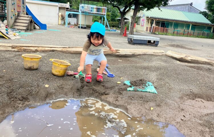 【砂場に大きな海ができたよ♪】